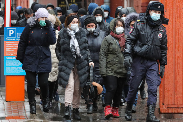В Петербурге сотни мигрантов стоят в очереди, чтобы продлить разрешение на проживание (фото)